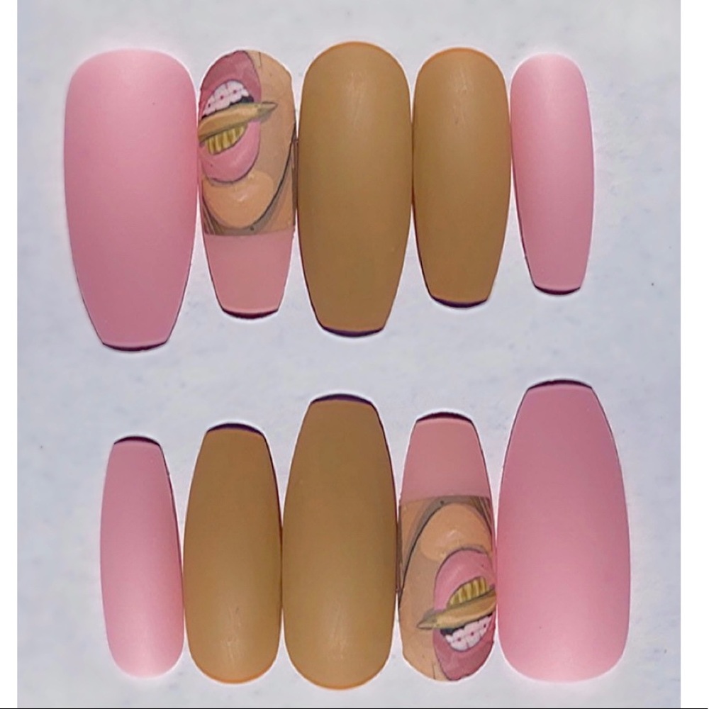 Press on nails👄